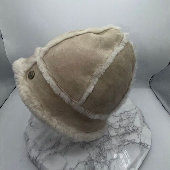 UGG AUSTRALIA Beige Shearling Sheepskin Bucket Hat